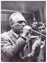 Schwarz-weiß Foto von Heinz-Joachim Heydorn am Mikrofon während einer Veranstaltung