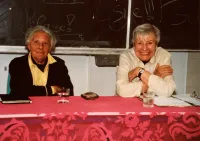 Trude und Irmgard in einem Klassenraum vor einer Tafel