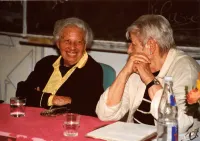 Trude und Irmgard in einem Klassenraum vor einer Tafel