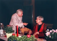 Trude und Irmgard in einem Klassenraum vor einer Tafel