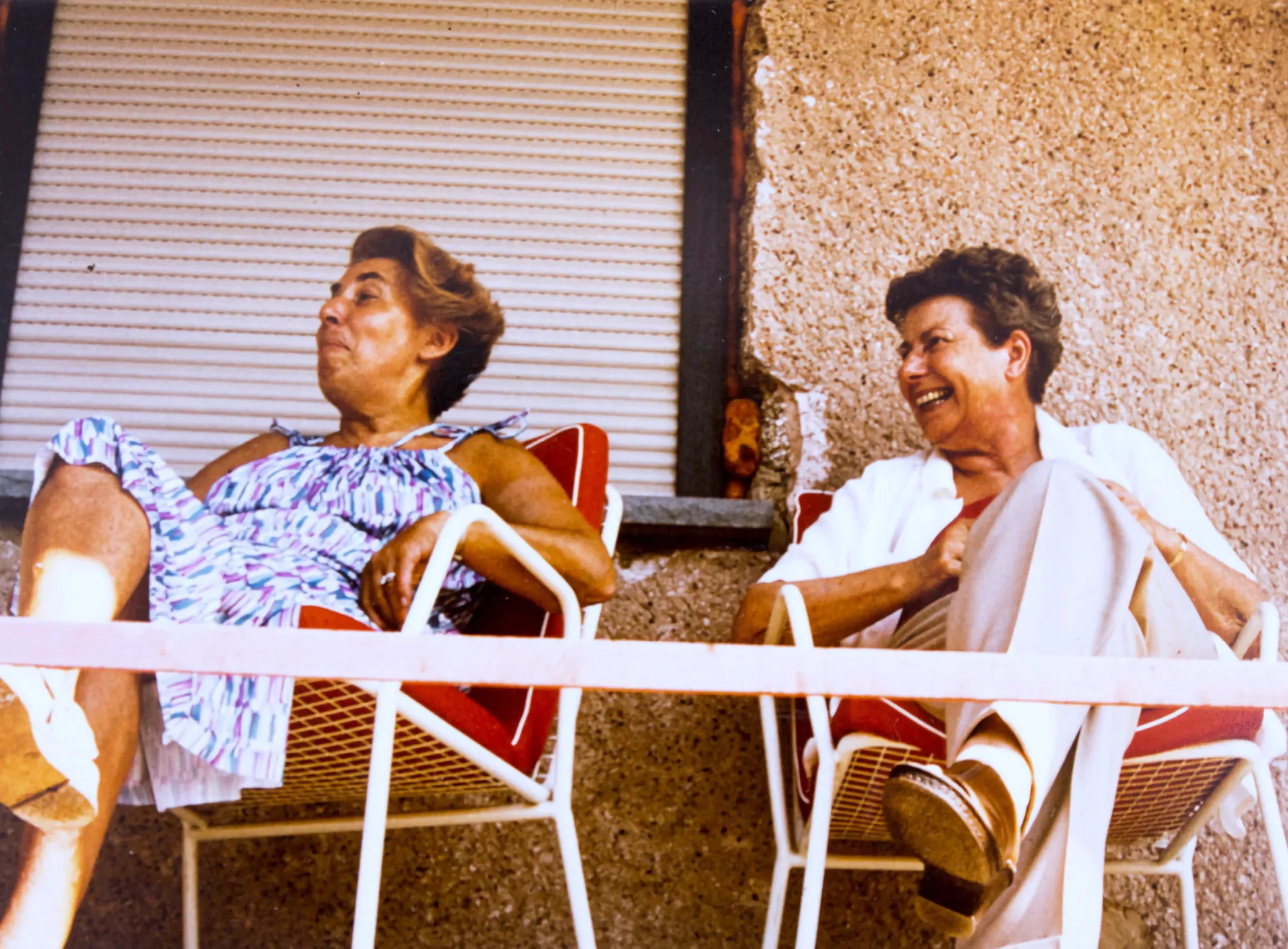 Trude Simonsohn und Irmgard Heydorn sitzen lachend gemeinsam auf einem Balkon